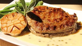 Rib eye steak s omáčkou z pečeného česneku (medium - medium rare)
