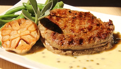 Rib eye steak s omáčkou z pečeného česneku (medium - medium rare)