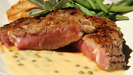 Rib eye steak s omáčkou z pečeného česneku (medium - medium rare)