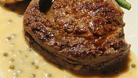 Rib eye steak s omáčkou z pečeného česneku (medium - medium rare)