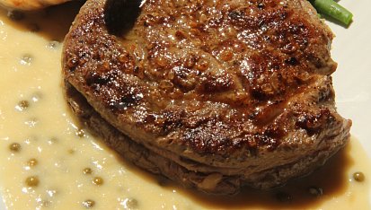 Rib eye steak s omáčkou z pečeného česneku (medium - medium rare)