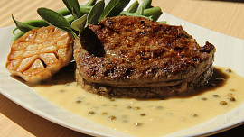 Rib eye steak s omáčkou z pečeného česneku (medium - medium rare)