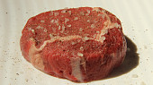 Rib eye steak s omáčkou z pečeného česneku (medium - medium rare)