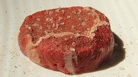 Rib eye steak s omáčkou z pečeného česneku (medium - medium rare)