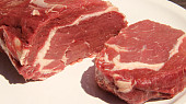 Rib eye steak s omáčkou z pečeného česneku (medium - medium rare)
