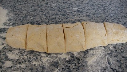 Rohlíčky plněné tvarohem a povidly kynuté za studena (v lednici)