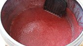 Rybízová marmeláda do 10 minut, Do hrnce nalijeme půl litru šťávy a necháme 5 minut vařit.Míchat zatím nemusíme