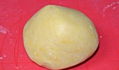 Rybízové koláčky z lineckého těsta, vypracujeme hladké těsto