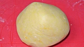 Rybízové koláčky z lineckého těsta, vypracujeme hladké těsto