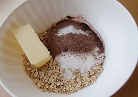 Rychlé kakaové kuličky (vše potřebné v misce)