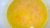Sladkokyselá salátová polévka s vejcem, uvařený základ