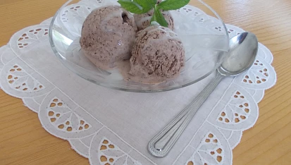 Smetanová krémová  zmrzlina se spoustou čokolády
