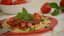 Špagety s omáčkou z rajčat a tresky