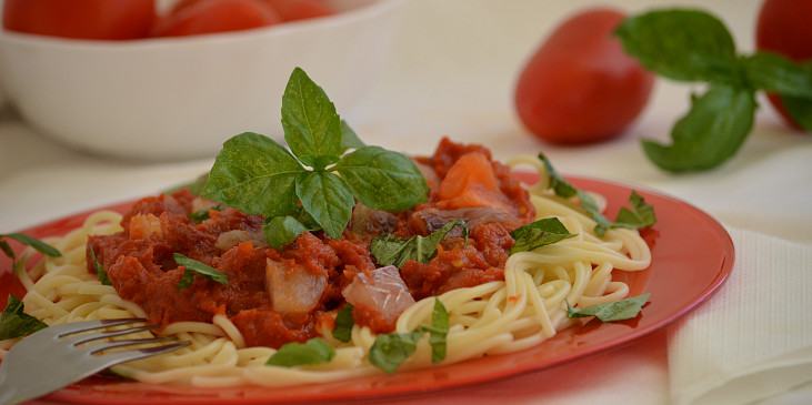 Špagety s omáčkou z rajčat a tresky