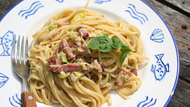 Špagety s uzeným masem, nivou a žloutky