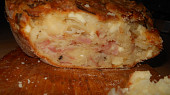 Šunkovo-sýrový chléb,podle Babicy, brzo rozkrojený chléb :)
