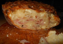 Šunkovo-sýrový chléb,podle Babicy (brzo rozkrojený chléb :))