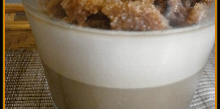 Svařená kávová smetana s rozdrobenými karamelovými sušenkami
