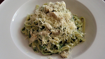 Tagliatelle s kuřecím masem a listovým špenátem