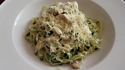 Tagliatelle s kuřecím masem a listovým špenátem