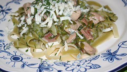 Tagliatelle se smetanovou omáčkou, kuřecím masem a špenátem