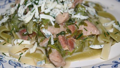 Tagliatelle se smetanovou omáčkou, kuřecím masem a špenátem