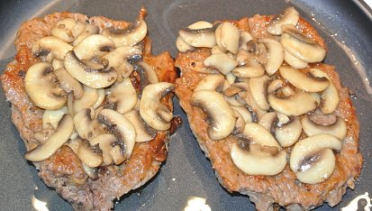 Telecí cordon bleu s chřestem, na osmahnuté maso navrstvíme žampiony