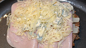 Telecí cordon bleu s chřestem, na šunku navrstvíme sýr
