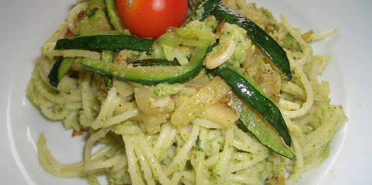Těstoviny s brokolicovým pestem a cuketou