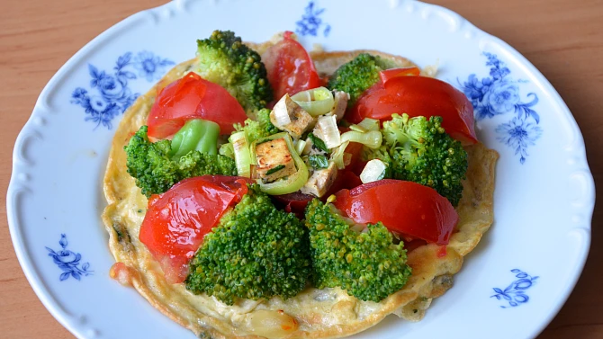 Tvarůžková omeleta se zeleninou a tofu