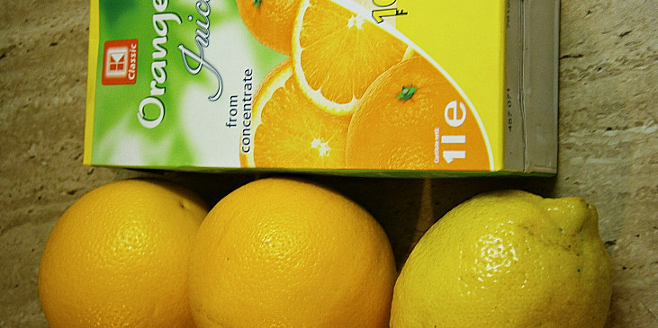 Pomerančová šťáva a citrusové plody