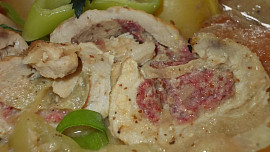 Vepřové lovecké závitky na paprikách a rajčatech