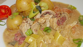 Vepřové lovecké závitky na paprikách a rajčatech