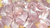 Vepřové vindaloo, maso nakrájíme na kostky