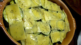 Zapečená cuketa, brokolice a žampióny se sýrem cottage