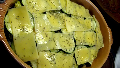 Zapečená cuketa, brokolice a žampiony se sýrem cottage