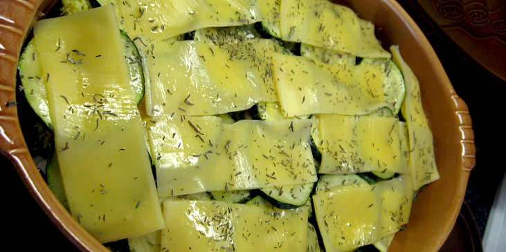 Zapečená cuketa, brokolice a žampióny se sýrem cottage