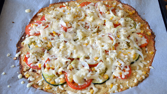 Zdravá květáková pizza bez mouky, Se sýrem na závěr :)