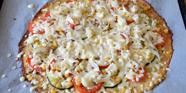 Zdravá květáková pizza bez mouky (Se sýrem na závěr :))