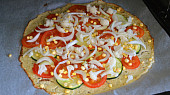 Zdravá květáková pizza bez mouky, V polovině pečení. Přidala jsem zeleninu.