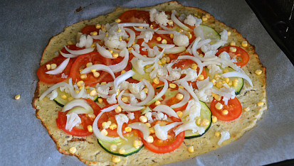Zdravá květáková pizza bez mouky, V polovině pečení. Přidala jsem zeleninu.