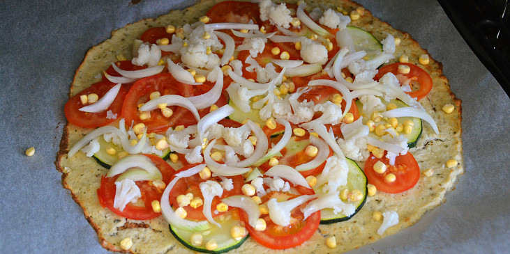 Zdravá květáková pizza bez mouky (V polovině pečení. Přidala jsem zeleninu.)