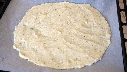 Zdravá květáková pizza bez mouky, Syrová placka před pečením.