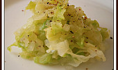 Zelný salát“rychlovka“,jako příloha na talíři (Zelný salát"rychlovka")