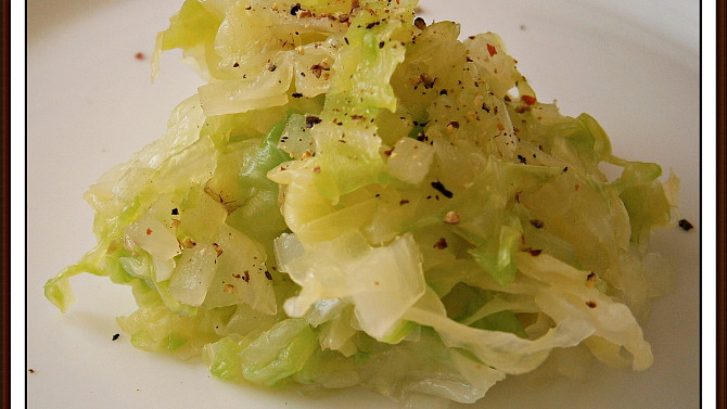 Zelný salát“rychlovka“,jako příloha na talíři, Zelný salát"rychlovka"