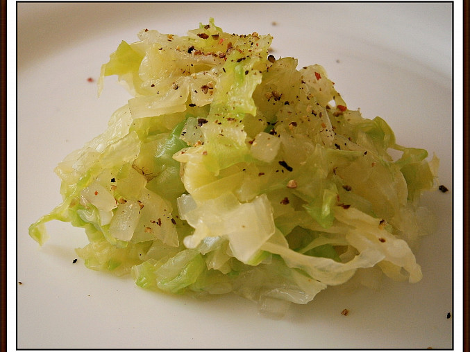 Zelný salát“rychlovka“,jako příloha na talíři, Zelný salát"rychlovka"