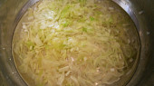 Zelný salát“rychlovka“,jako příloha na talíři, Scezené zelí dáme do ochucené studené vody a necháme 10 minut marinovat