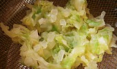Zelný salát“rychlovka“,jako příloha na talíři (Namarinované zelí dáme do cedníku okapat,osolíme a pokapeme olejem)