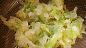 Zelný salát“rychlovka“,jako příloha na talíři, Namarinované zelí dáme do cedníku okapat,osolíme a pokapeme olejem
