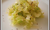 Zelný salát“rychlovka“,jako příloha na talíři, Na talíři opepříme